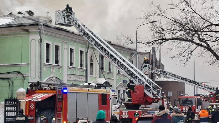 В Москве загорелся 2 этаж административного здания рядом с банями Siberia. Обложка © Telegram / Марьина Роща Москва Chat