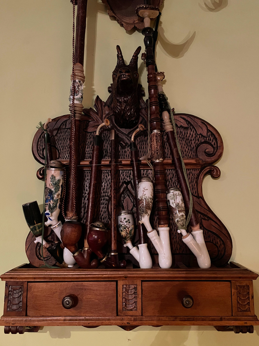 После работы герр Гроссман отдыхал на диване с чашечкой кофе и курил — обширная коллекция трубок с расписными чубуками красуется на стене