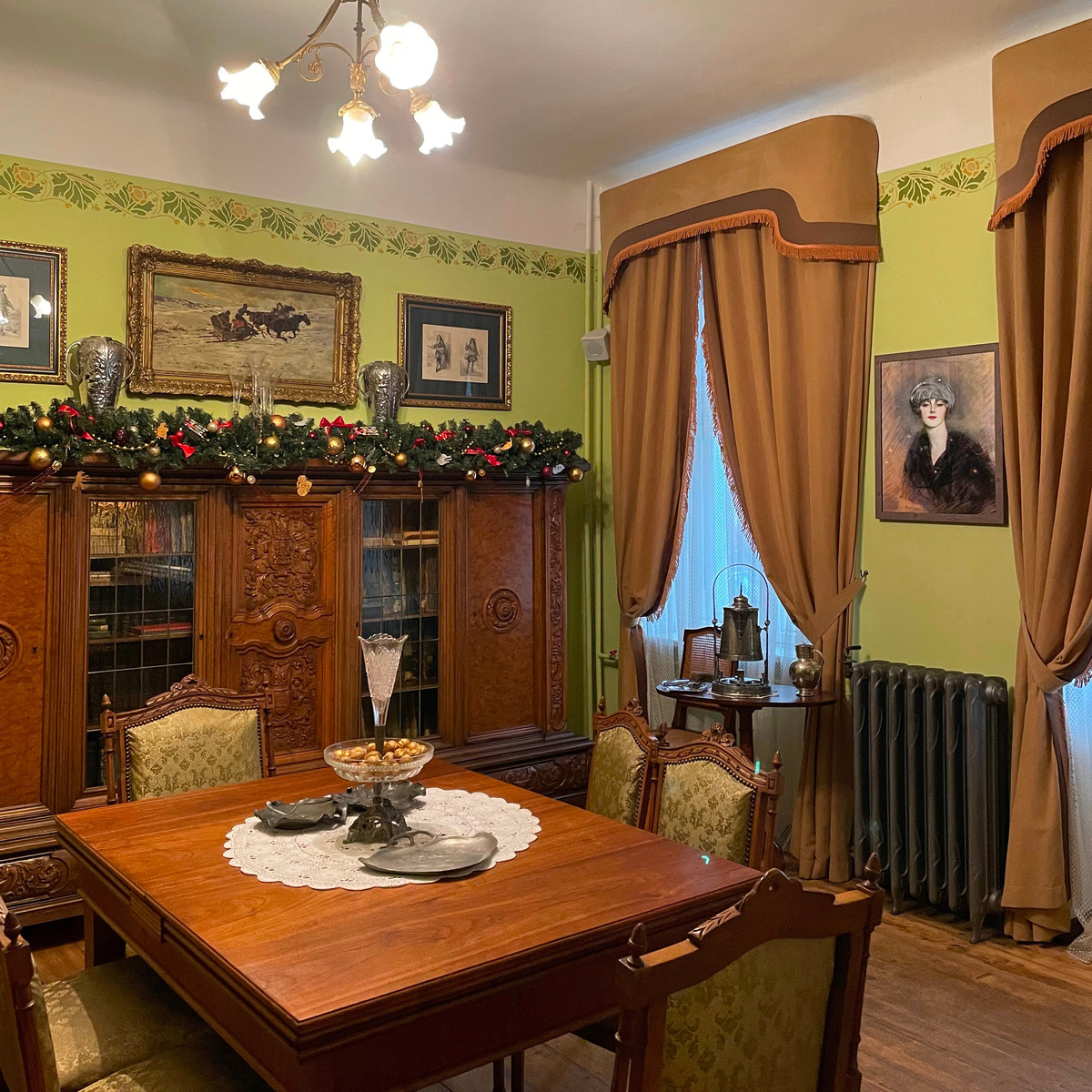 Коллекцию Быченко собирали на блошиных рынках, антикварных аукционах и даже чердаках заброшенных домов