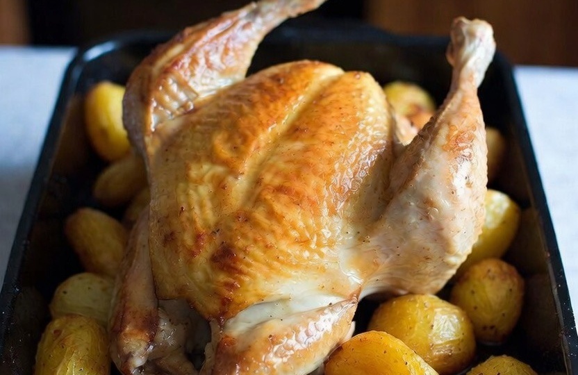 Курица с картошкой в духовке: весь ужин в одной форме – без грязной посуды!