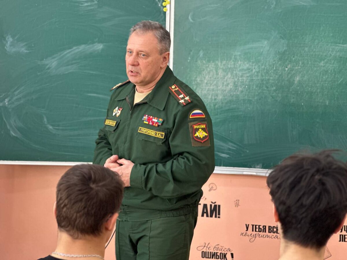 Председатель Общественного совета Евгений Григоренко выступает перед школьниками