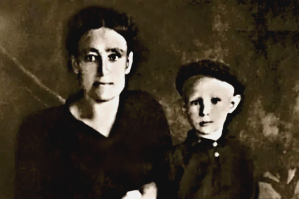 Александр Михайлов в детстве с мамой. Фото: «cont.ws»