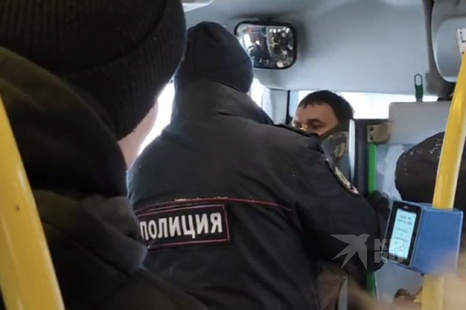    Мужчину вывели полицейские. Фото: читатель «КП»