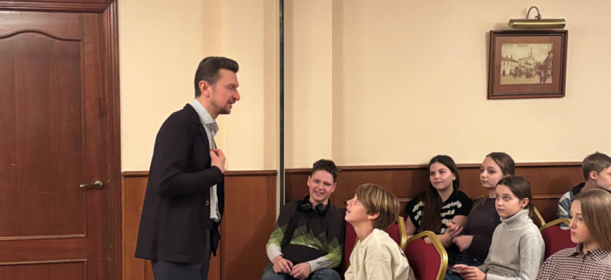 Евгений Чернов — руководитель и автор книги «Оратор на миллиард», тренингов по искусству публичных выступлений, эффективного общения и деловой коммуникации; член международной ассоциации психоаналитиков; постоянный спикер на конгрессах, саммитах, общественных прениях, дебатах, телевидении, форумах и конференциях. 