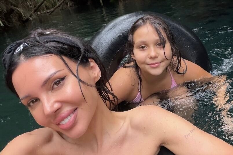     «Плаваем в джунглях»: Оксана Самойлова показала фигуру в откровенном бикини на отдыхе с детьми в Африке