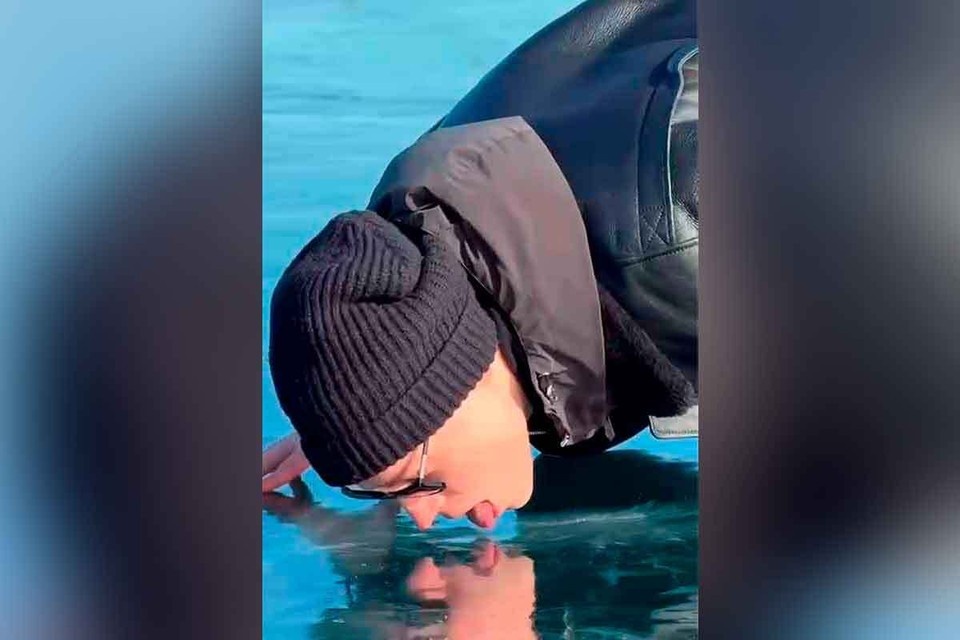    SHAMAN стал героем мемов, облизав лед Байкала Кадр видео