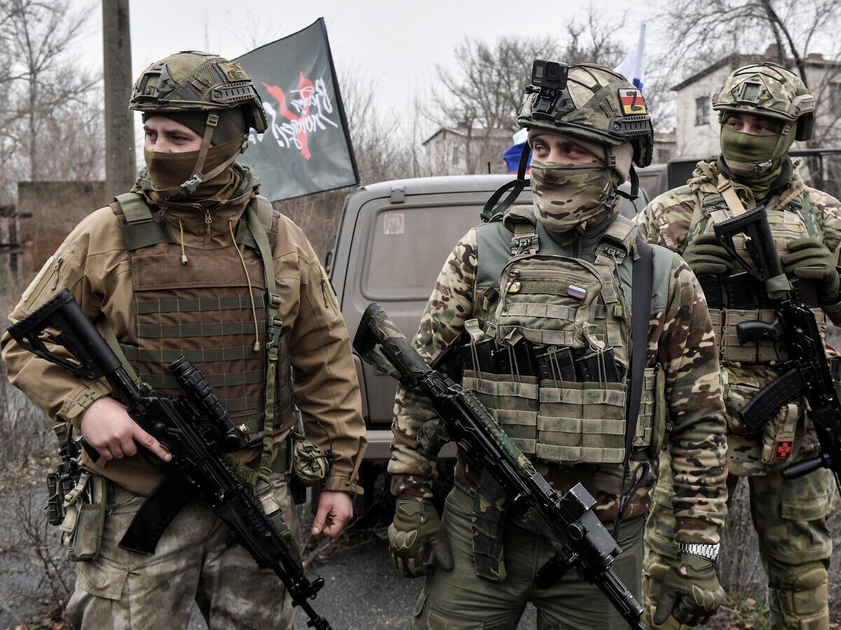    Военнослужащие России возле автомобиля "Общероссийского народного фронта" (ОНФ) с гуманитарной помощью на Запорожском направлении | © РИА Новости / Константин Михальчевский