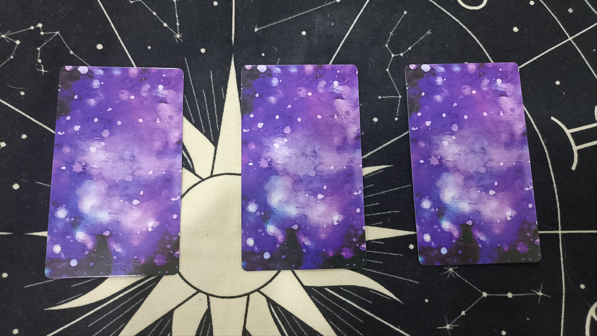 Три варианта (слева направо) расклада на тему: Кто идёт для отношений в вашу жизнь?