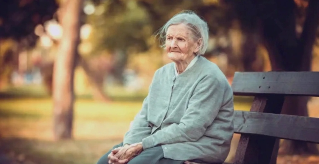 Бездомная и грустная бабушка сидела держа билет в руке. Помогла ей только кассирша Надя