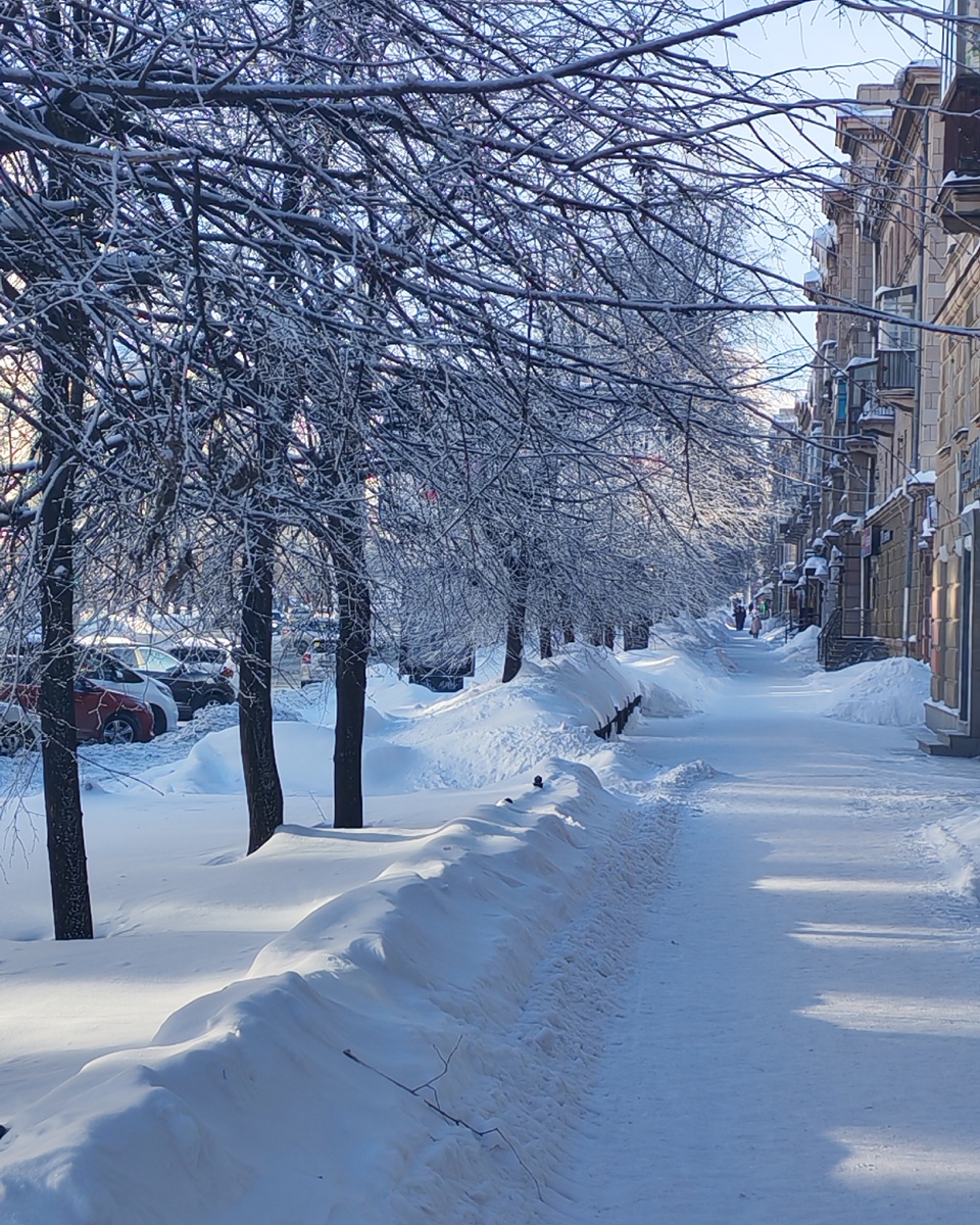 Даже зимнее солнце приятнее пасмурной погоды. Проспект Ленина. Нижний Тагил