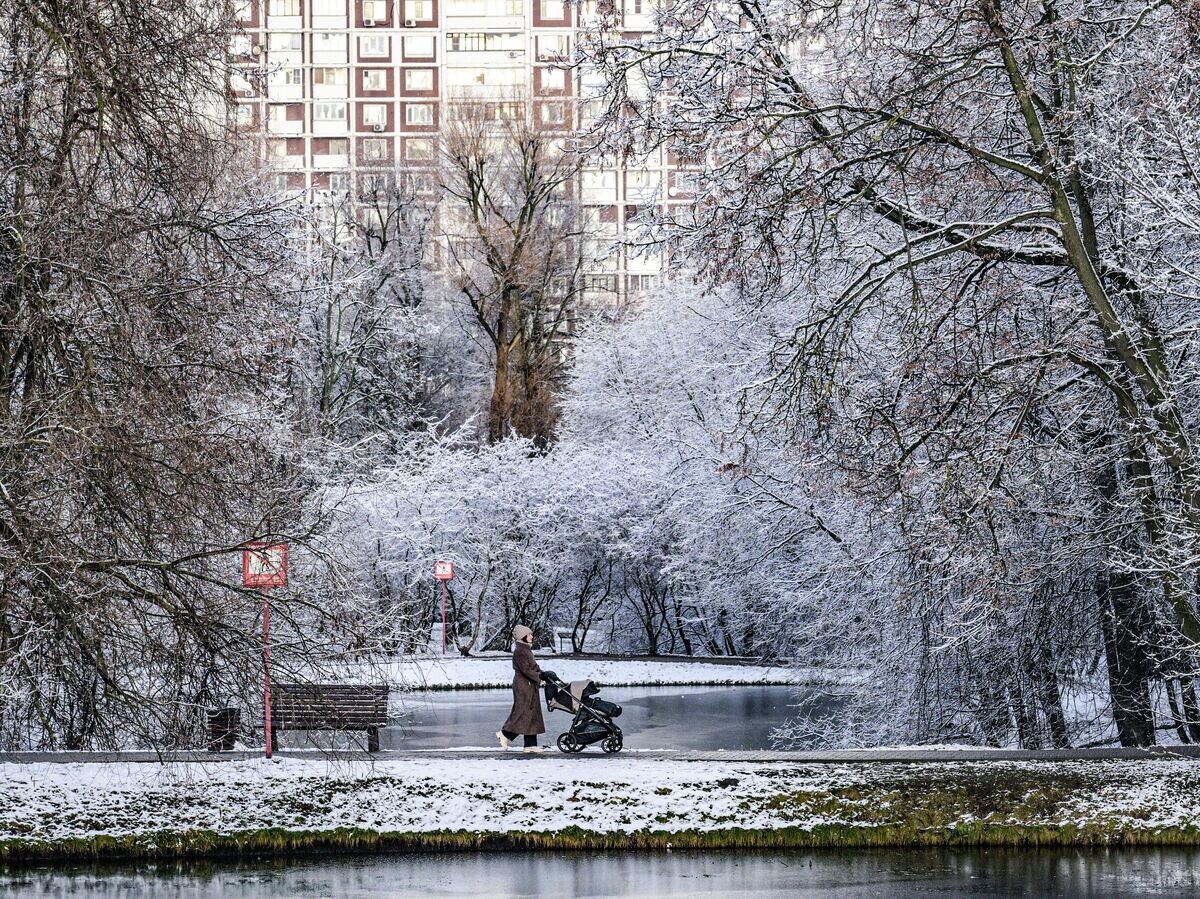    Женщина с ребенком в Воронцовском парке | © РИА Новости / Алексей Никольский