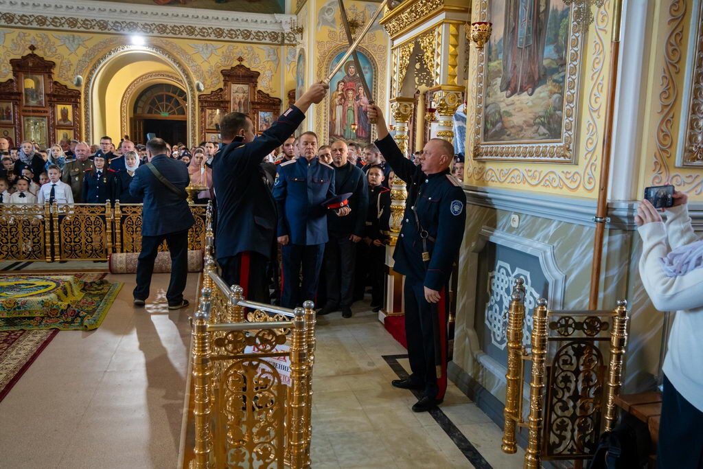 казаки с шашками в храме (церемония Верстания в казаки)