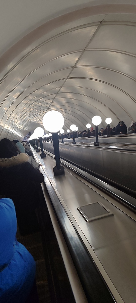 Я с детства обожаю эскалаторы. Мама говорила мне, что это