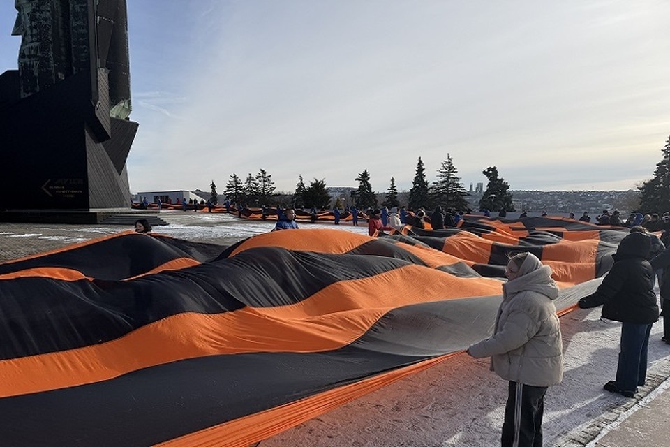    В Донецке развернули 200-метровую георгиевскую ленту ко Дню защитника Отечества Иван ЖИЛЯК
