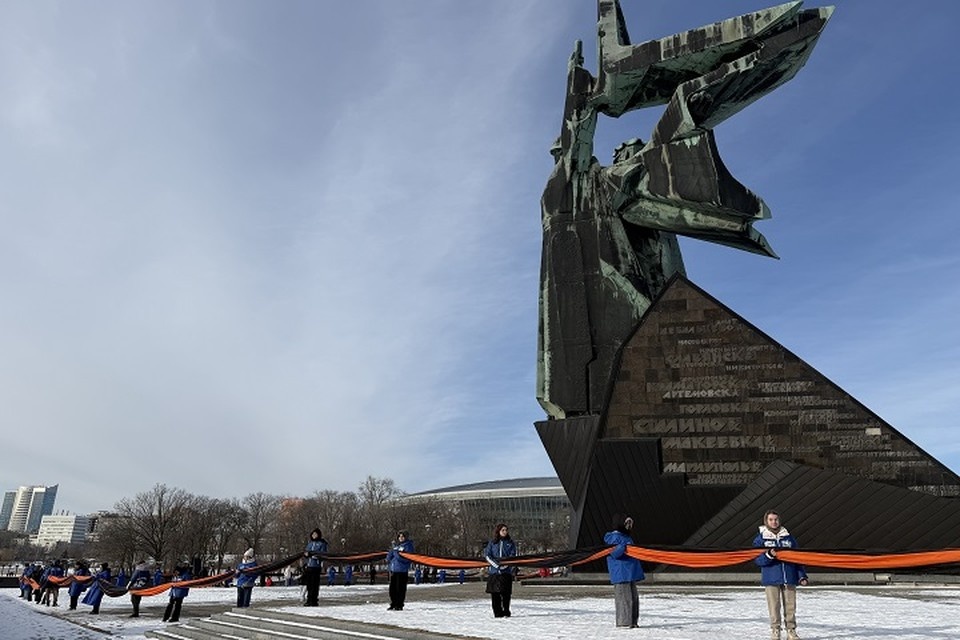    В Донецке развернули 200-метровую георгиевскую ленту ко Дню защитника Отечества Иван ЖИЛЯК
