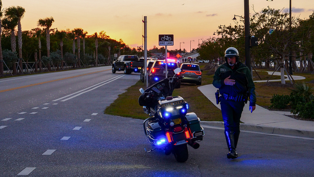   Christopher G. Beckett / Sipa USA / TASS- Полицейские подразделения во время отъезд Дональда Трампа в Белый дом из Мар-а-Лаго