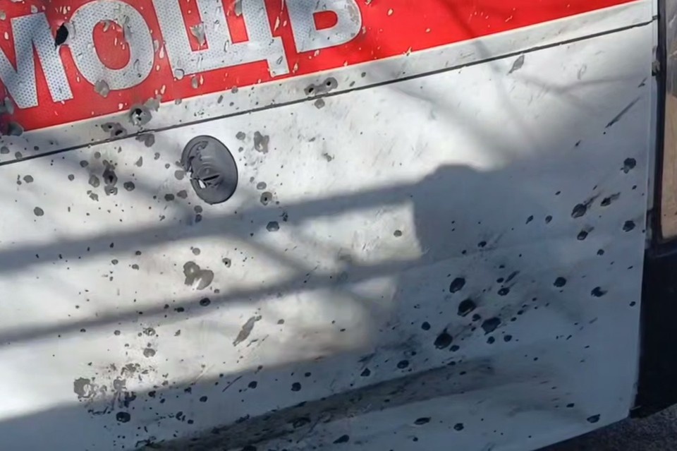    Боевики подорвали машину скорой помощи. ФОТО: ТГ-канал Владимира Сальдо.