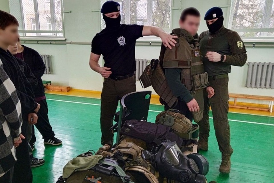    Росгвардия провела более 20 уроков мужества в городах ДНР к 23 февраля. Фото: Росгвардия ДНР