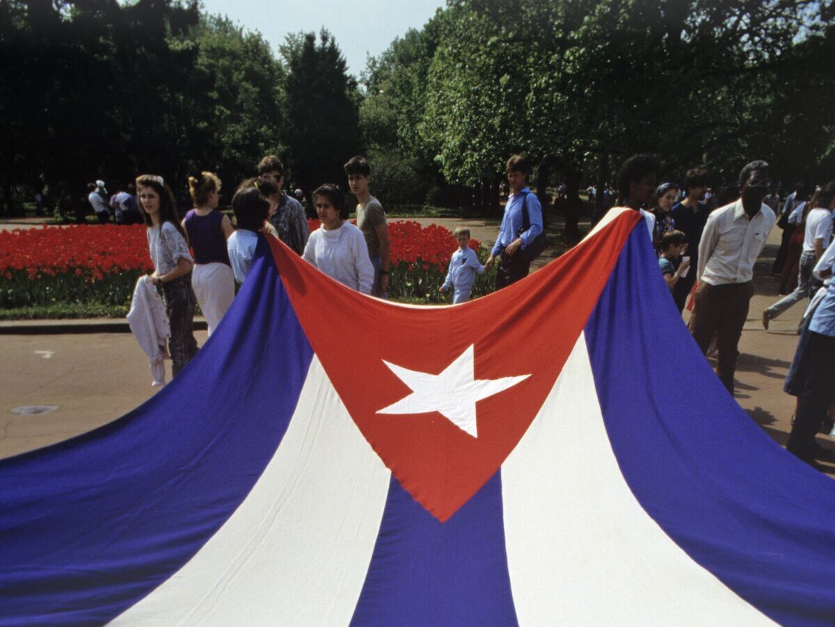    День солидарности с народами Латинской Америки. Флаг Кубы© РИА Новости . Владимир Родионов