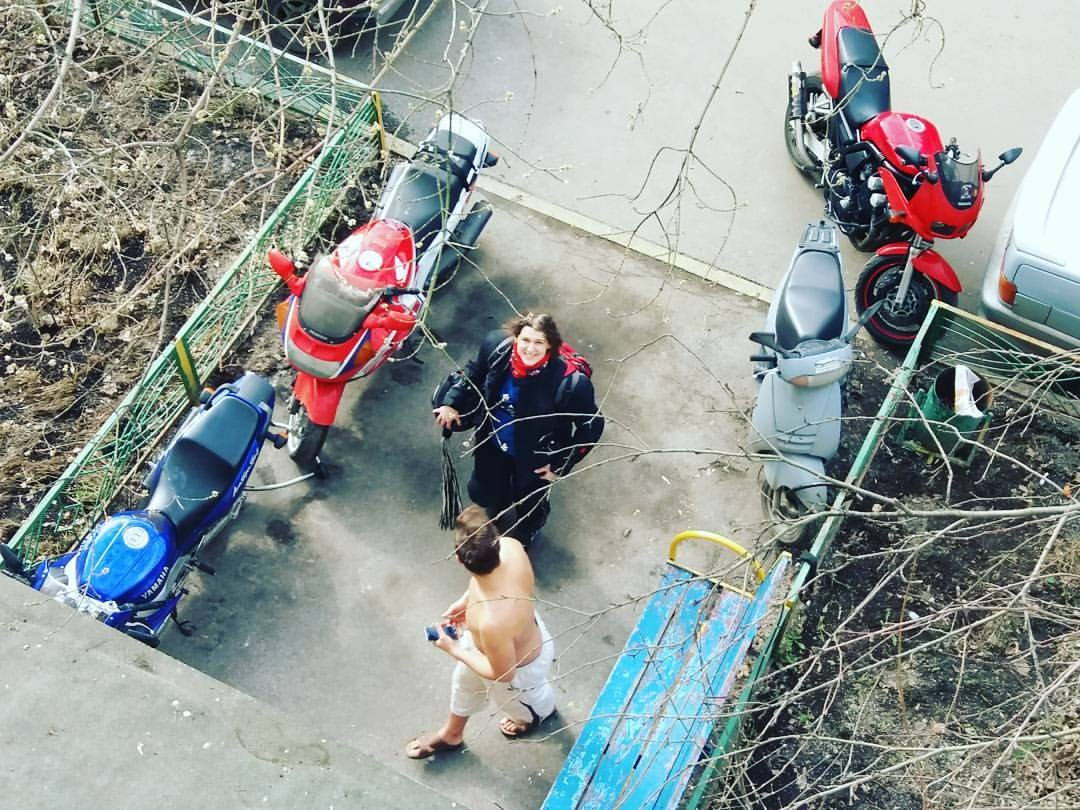 У подъезда. Фото Олеси Протасовой. 