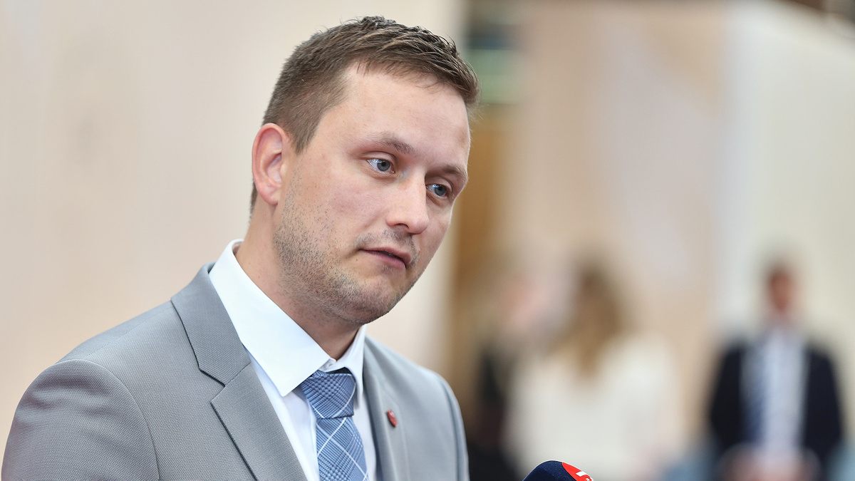    премьер-министр Гренландии Йенс-Фредерик Нильсен