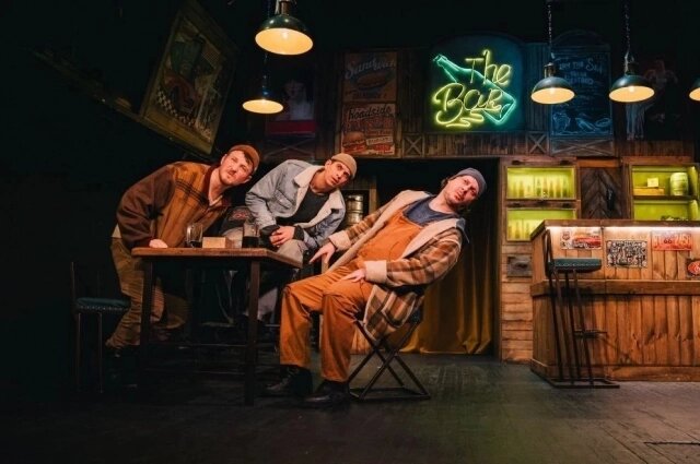    Три грузчика - постоянные посетители бара. Фото: Министерство культуры Омской области