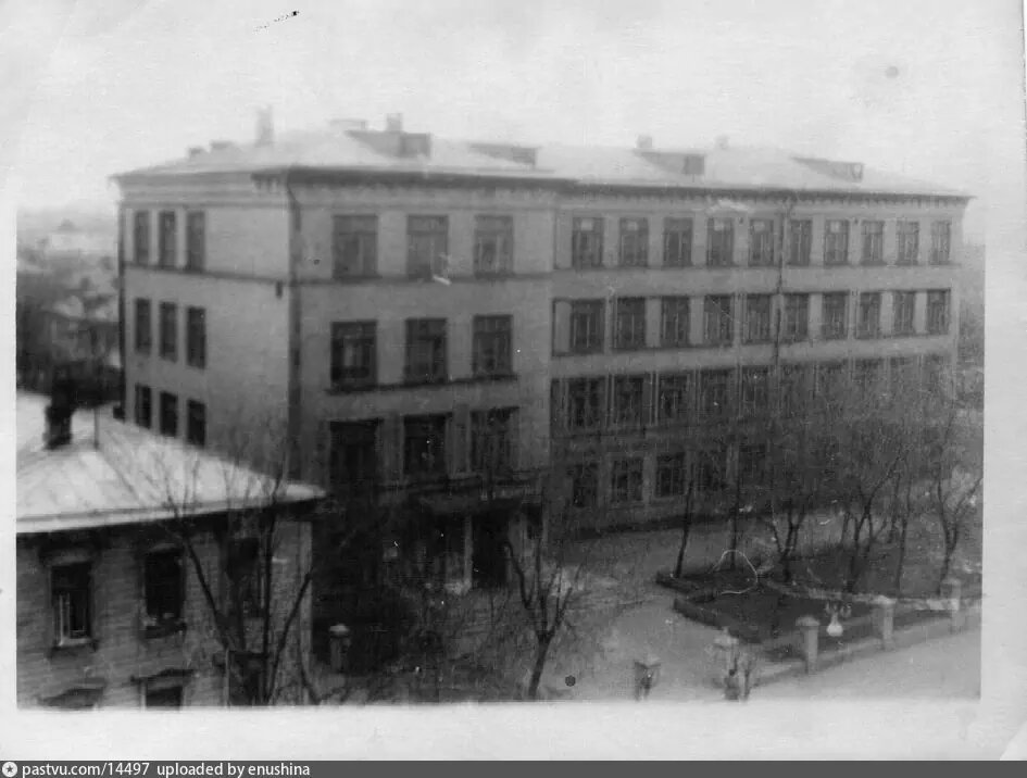 Маленковская улица, школа № 375, 1968 год. Автор Енюшин Николай.