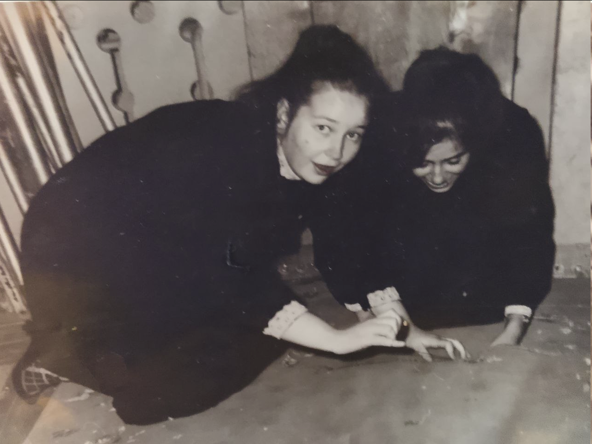 На фото мы с подругой на уроке физры, будучи освобожденными, зашиваем мат. Снимок внезапный - я испугалась, а подруга успела голову опустить. Висел снимок в школьной стенгазете целый месяц. Потом я выпросила его, и он был вырезан из газеты, когда её сняли.