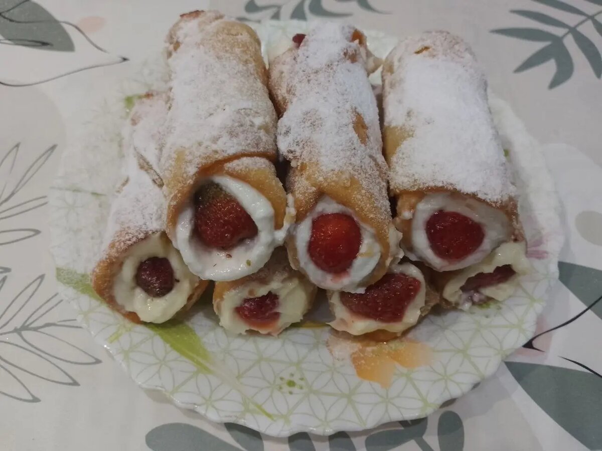 Трубочки канноли с заварным кремом и ягодами