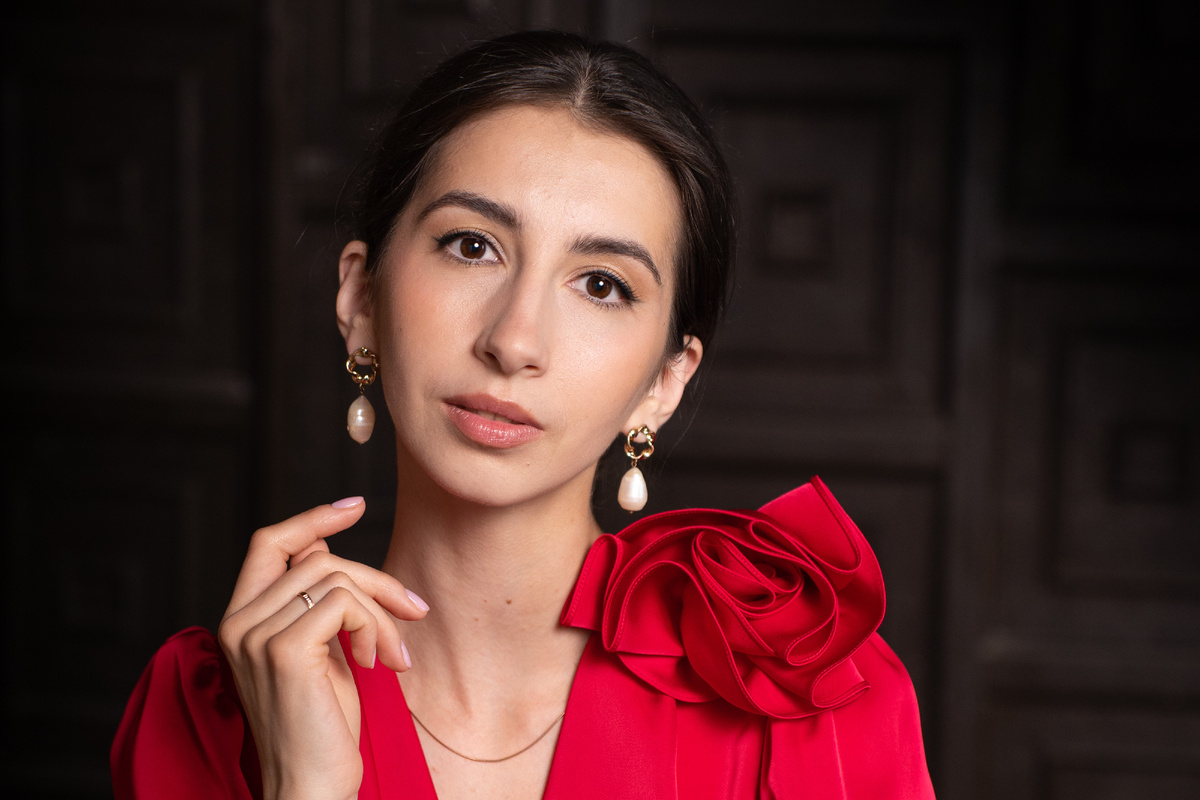 Меня зовут Анастасия Мурзаева, я практикующий психолог. Помогаю женщинам выходить из повторяющихся сценариев, обретать внутреннюю опору и строить отношения, в которых не нужно терять себя