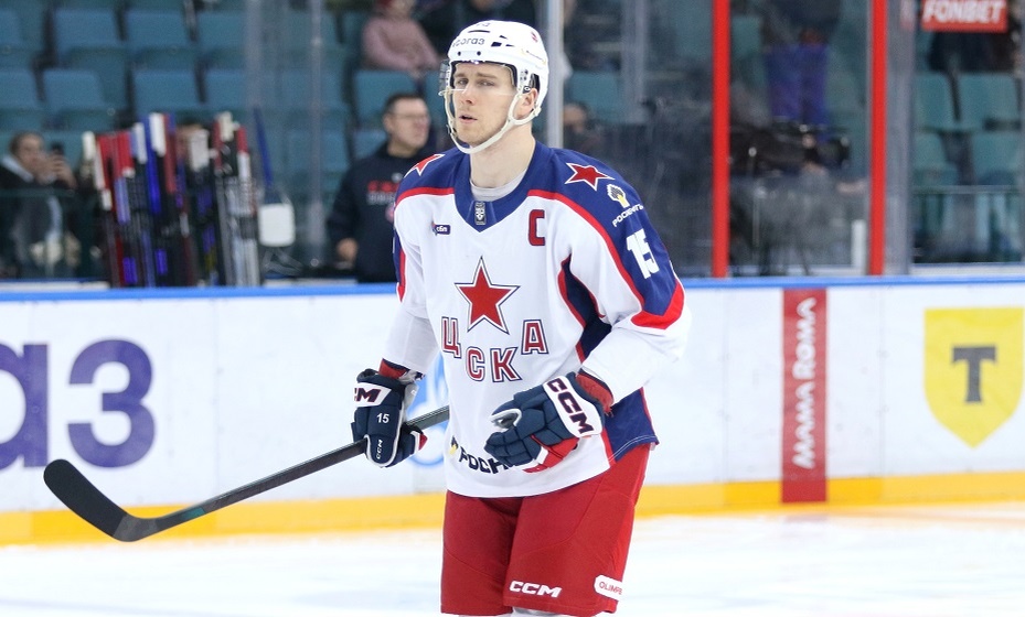    Карнаухов дисквалифицирован на один матч за жесткий толчок против Коледова. Фото: Global Look Press