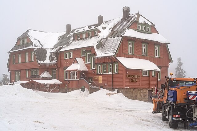    Auersberghaus im Winter, gerade ist der Winterdienst aus dem Tal herauf gekommen. Василий Соколов