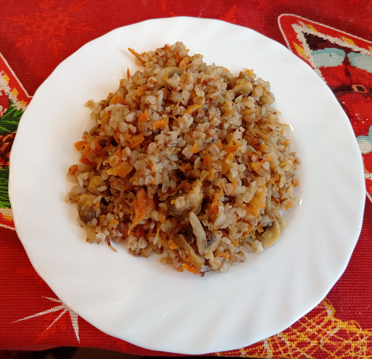 Гречка с овощами и шампиньонами.