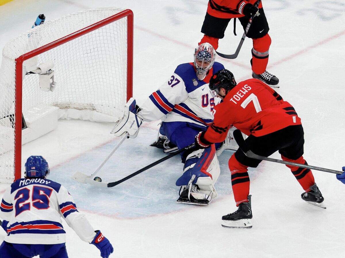    Вратарь сборной США Коннор Хеллебайк в матче против Канады на Олимпиаде-2026 | © REUTERS / David W Cerny