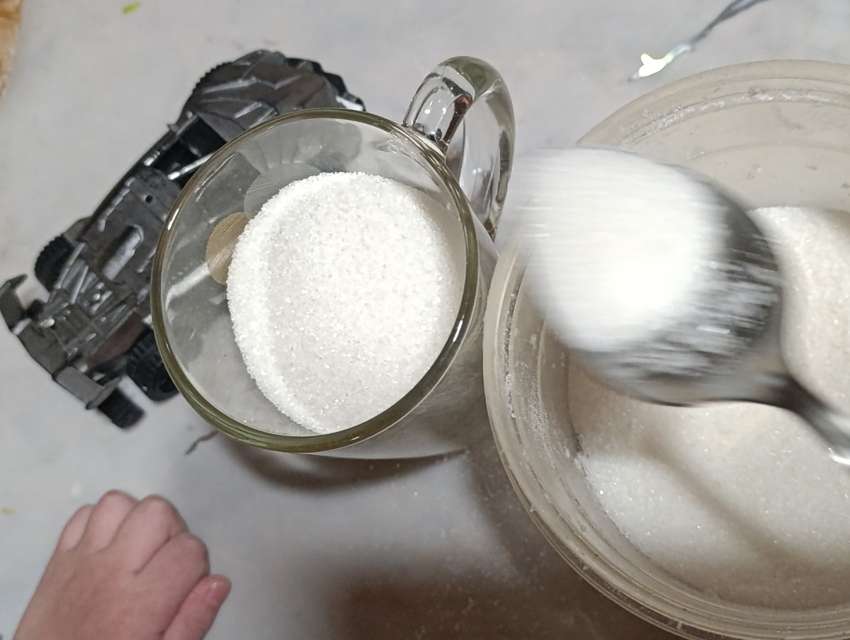 Самая маленькая помощница помогает - отмеряет сахар!