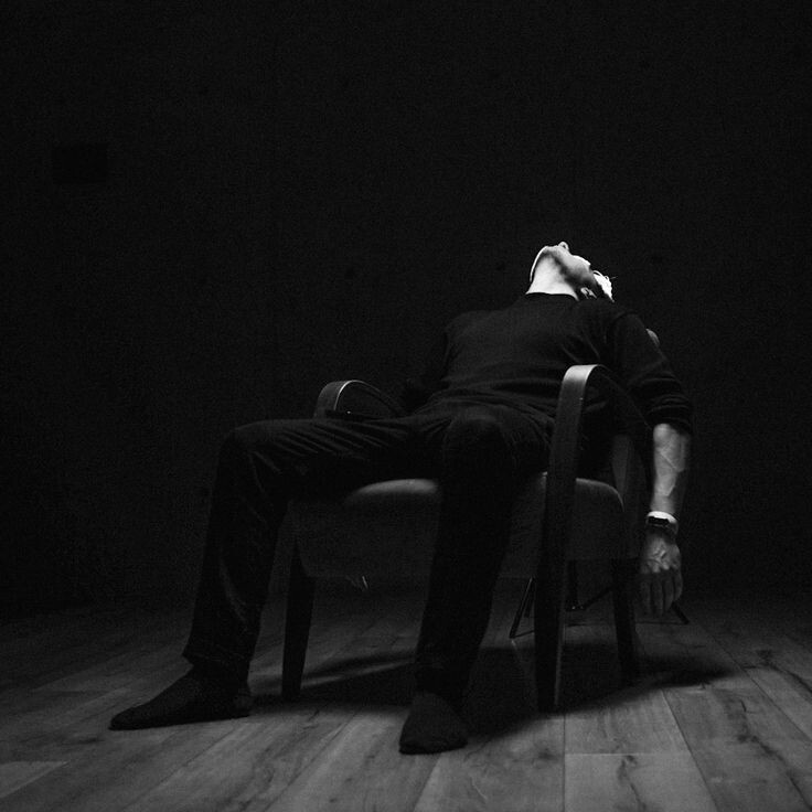 Сын, муж, глава семьи. Три роли. Две двери. Один выбор. Он думает, что можно усидеть на двух стульях. Можно. Только потом с этих стульев встают.