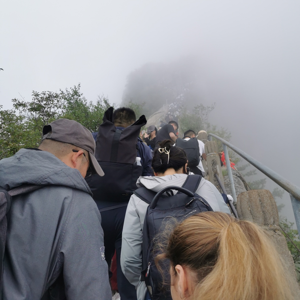 Лестница между вершинами на горе Хуашань. Поднимаемся в облаке