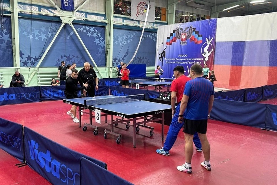    Денис Пушилин сыграл в настольный теннис с гостями из Бурятии и Дальнего Востока. Фото: ТГ/Пушилин