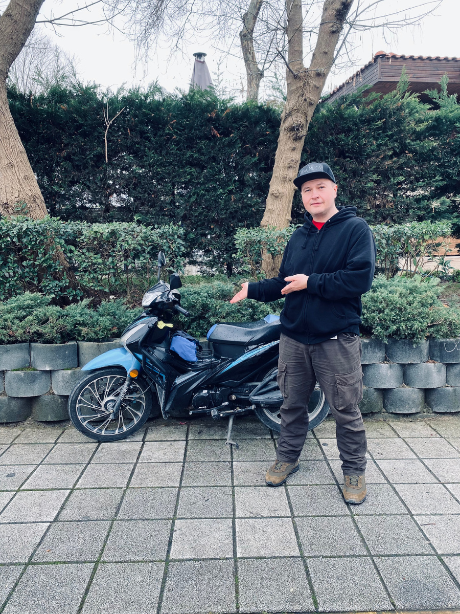 одна из 3х скутеретт на улицах Стамбула.