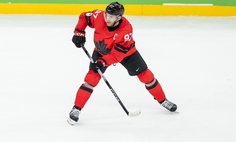    Канадец Макдэвид получил приз самого ценного хоккеиста Олимпиады-2026. Фото: Global Look Press