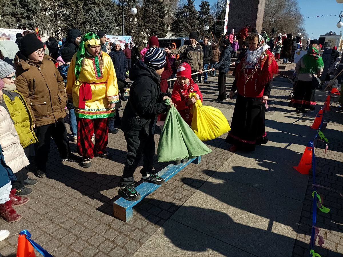 Бой с мешками на бревне