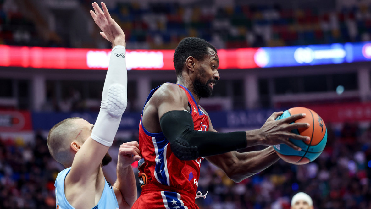    Баскетболист ЦСКА Ливио Жан-Шарль (с мячом).Дарья Исаева