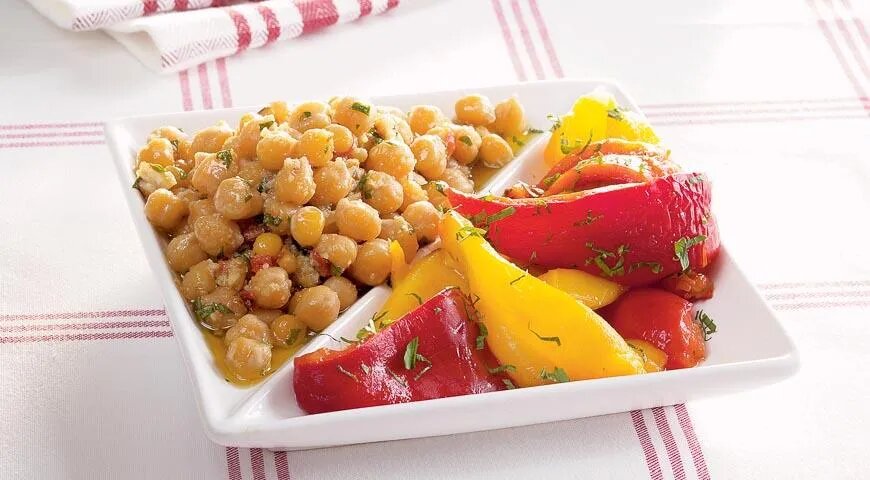   Нут и печеный сладкий перец