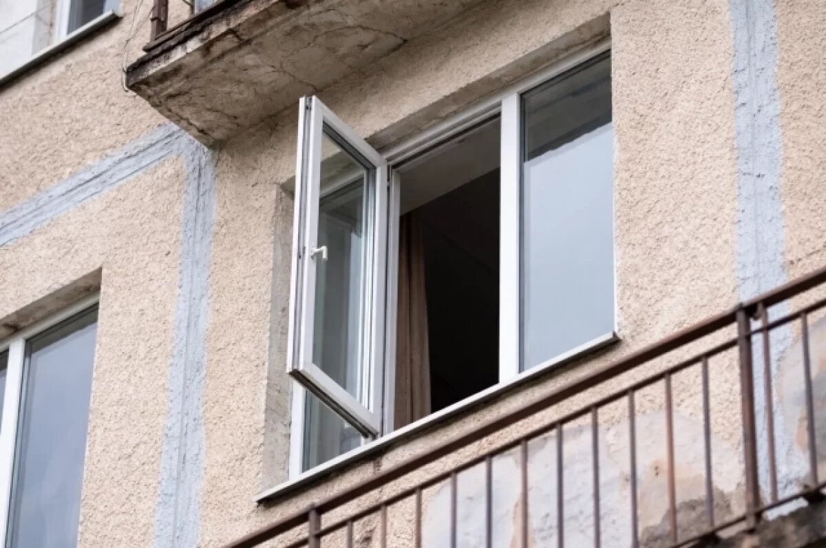    Появилось видео спасения ребенка дворником в Петербурге