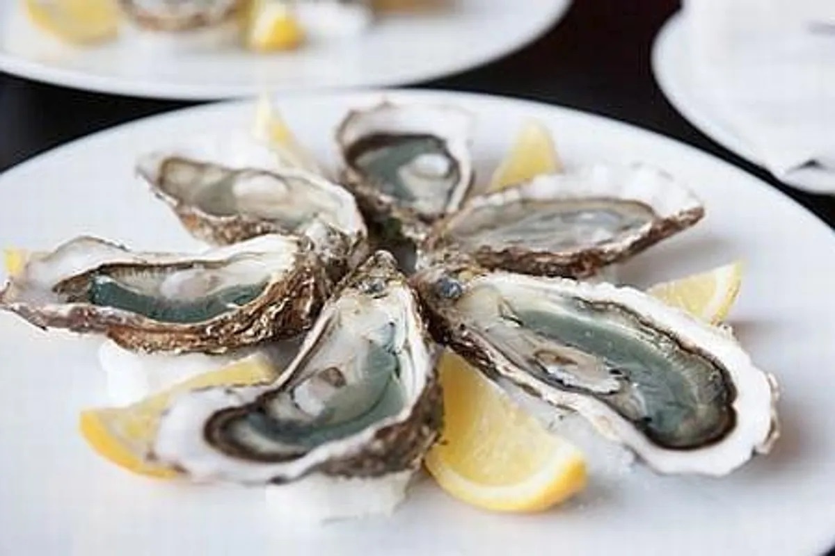 Фото с сайта: https://zena.net.hr/lifestyle/gastro/stolom-vladaju-kamenice-0955e1d0-35ae-11eb-b053-0242ac13001d