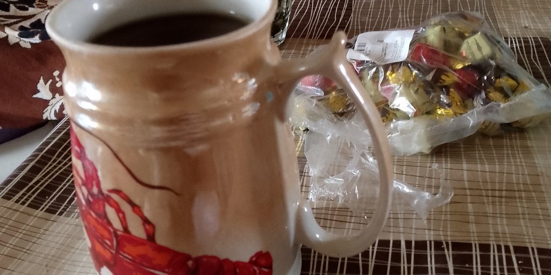 Чай из кружек для другого напитка и конфеты которыми делиться неохота