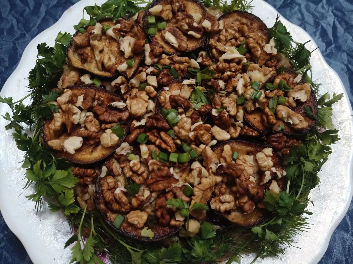 Украшаем грецким орехом и зеленью.