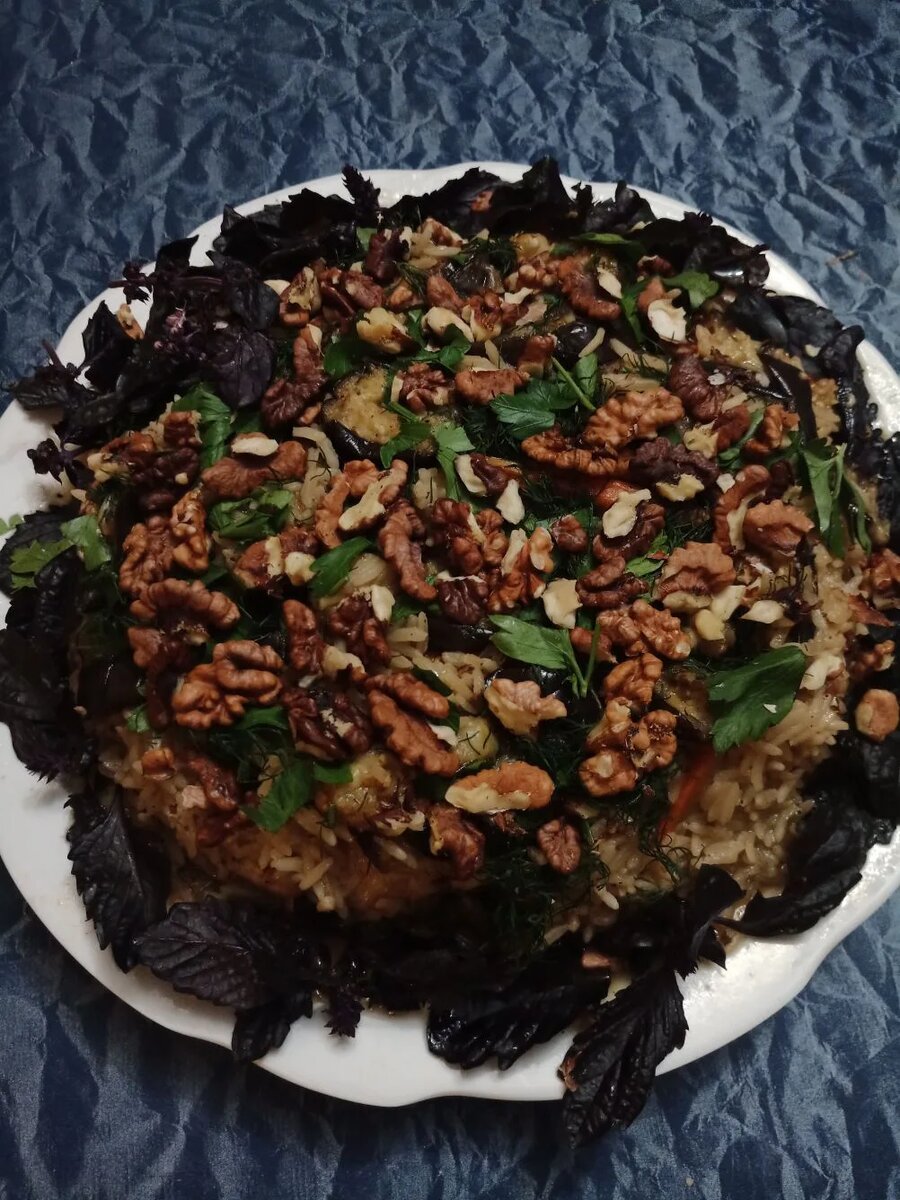 Оформление грецкими орехами и базеликом.