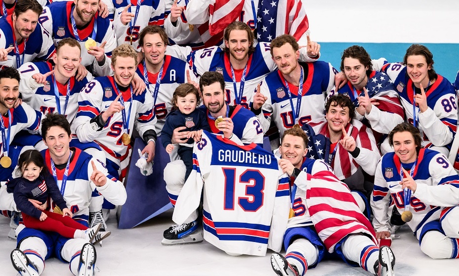    Сборная США после победы на ОИ почтила память погибшего в ДТП Джонни Годро. Фото: Global Look Press