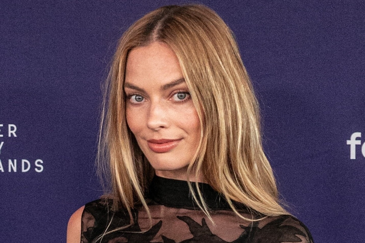     Марго Робби в прозрачном платье и шортиках появилась на фестивале в Австралии